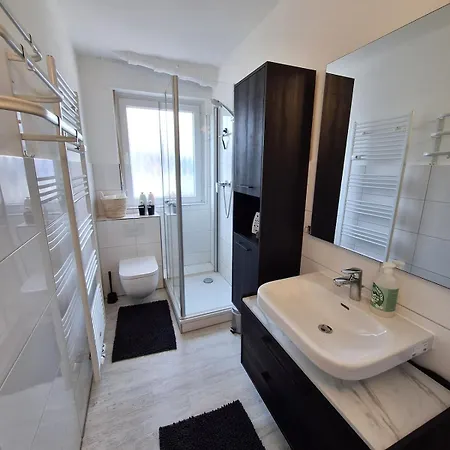 Bright 3-bedroom Apartment, Balcony, Accommodates Up To 7 Guests *