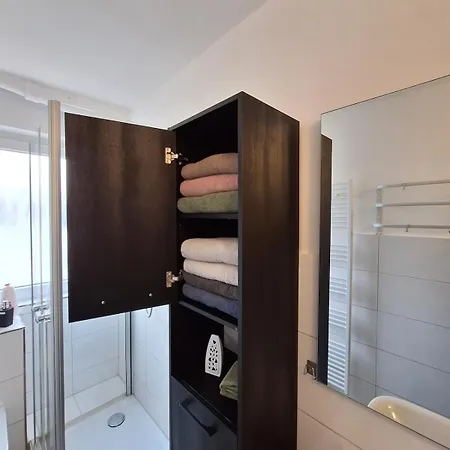 Bright 3-bedroom Apartment, Balcony, Accommodates Up To 7 Guests